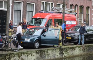 Brandweerman vist autosleutels uit Delftse gracht Oude Delft Delft