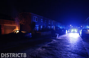 Auto in brand vlak bij garageboxen Groenlandselaan Delft