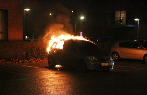Geparkeerde auto volledig uitgebrand Sportparkweg Nootdorp