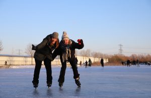 Schaatsers glijden over het natuurijs in de regio