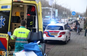 Scooterbestuurder breekt been na aanrijding met auto Amstelstraat Den Haag