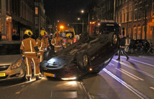 Auto belandt op z’n dak bij ongeval Beeklaan Den Haag