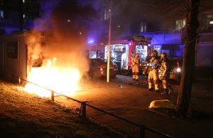 Brandweer rukt uit voor flinke brand tegen bouwkeet Joubertplantsoen Den Haag