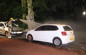 Auto in brand gestoken aan de Wezelrade in Den Haag