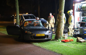 Inzittende bekneld na eenzijdig ongeval Duikersloot Pijnacker