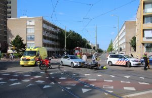 Gewonde bij ongeval tussen motorrijder en personenauto Leyweg Den Haag