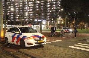 Geschrokken automobilist rijdt door na aanrijding met fietser Delflandplein Delft