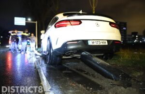 Personenauto botst tegen lichtmast; bestuurder gewond Prinses Beatrixlaan Rijswijk