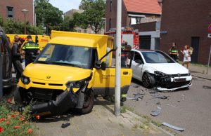 Forse schade na klapper tussen auto en DHL busje Louis Amstrongkade Den Haag
