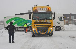 Vrachtwagen weggegleden tijdens laden en lossen Mac Donalds Harnaschpolder Den Hoorn