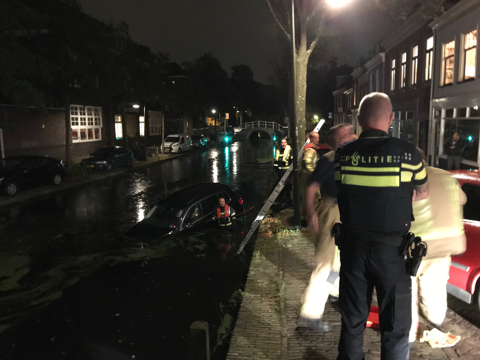 2 oktober Auto te water na aanrijding Oosteinde Delft