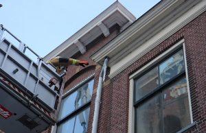 Brandweer haalt gevaarlijke ijspegel weg Oude Kerkstraat Delft