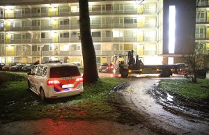 Politievoertuig zit vast in het gras Haydnlaan Delft