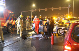 Auto te water na aanrijding op kruising Rotterdamsebaan Den Haag