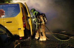 Bedrijfsbusje brandt uit Brasserskade Delft