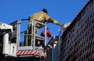 Brandweer verwijdert gevaarlijke ijspegels Prins Mauritsstraat Delft