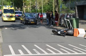 Schade bij ongeval tussen auto en bezorgscooter Menno ter Braaklaan Delft