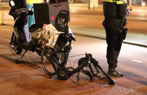Fietser gewond bij aanrijding met bezorger Zuidwal Delft