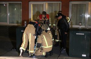 Brandweer zoekt in ondergrondse container naar mobiele telefoon Verspronckstraat Den Haag