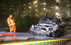 Auto zwaar beschadigd na autobrand Händellaan Delft