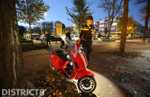 Automobilist ziet scooterrijder over het hoofd bij verlaten parkeerplaats Hengelolaan Den Haag