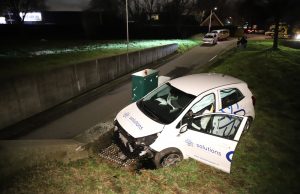 Auto raakt van de weg en komt tegen rioolkast Nolweg Maasdijk