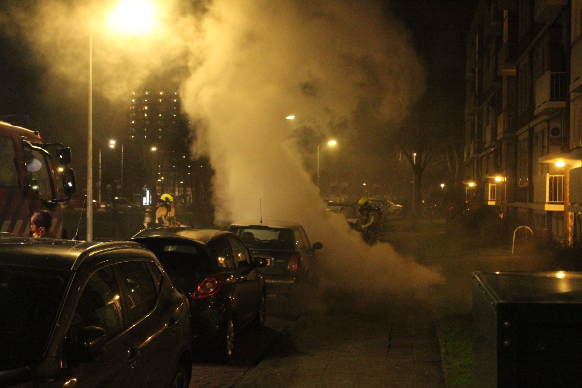 5 april Geparkeerde auto in brand Vrederustlaan Den Haag [VIDEO