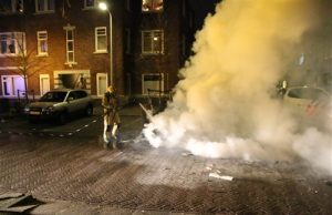 25 december Autobanden in brand gestoken Rosseelstraat Den Haag