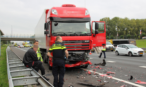 12 oktober Auto zwaar beschadigd bij flinke kop-staart aanrijding A4 Rijswijk