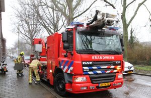 Brandweer rukt uit voor loshangende takken in boom Bieslandsekade Delft