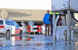 Fietser gewond na harde val door waterpomp Rijksstraatweg Delft