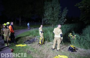 Brandweer doorzoekt sloot na aangetroffen fiets Schenkeldijk Maassluis