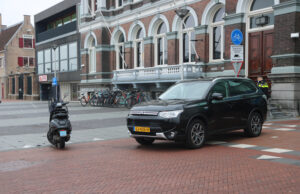 Schade na ongeval tussen auto en snorscooter Phoenixstraat Delft