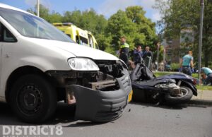 Scooterrijder gewond bij aanrijding met busje Meppelweg Den Haag