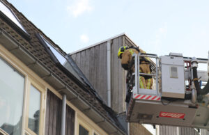Dakpannen waaien los en komen op straat terecht Zusterlaan Delft