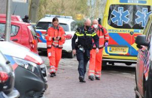 Hulpdiensten rukken uit voor medisch incident in woning Poptahof Noord Delft