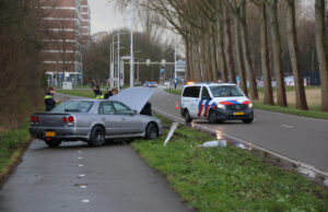 Auto rijdt lantaarnpaal uit de grond Prinses Beatrixlaan Delft