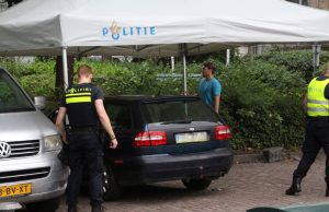 Overleden persoon aangetroffen in personenauto Oude Haagweg Den Haag