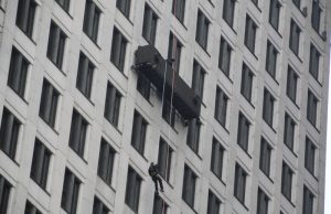 Glazenwassers vast in bakje op 60 meter, helikopter met brandweerteam ingevlogen Turfmarkt Den Haag VIDEO