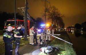 Voorbijgangers zien scooter liggen langs de waterkant Westvlietweg Voorburg