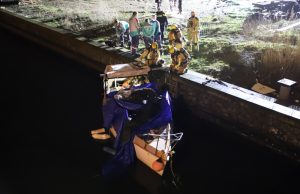 Twee overleden personen aangetroffen in bootje Waldorpstraat Den Haag