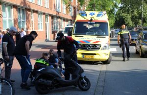 Opzittenden scooter gewond na botsing met auto De La Reyweg Den Haag