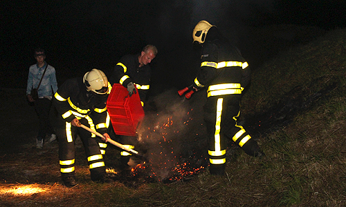 14 augustus Stukken gras in brand