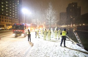 Auto beland in water door gladheid Neherkade Den Haag