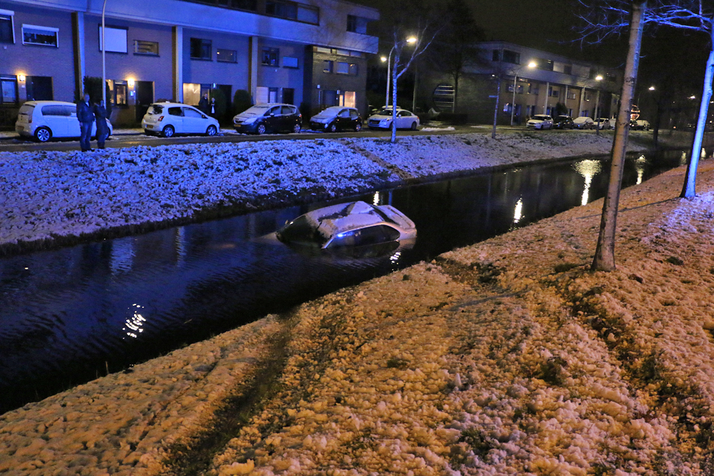 27 december Auto te water door gladheid Delfgauw