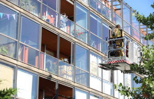 Brandweer helpt buitengesloten bewoner Crommelinlaan Delft