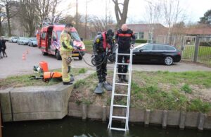 Man springt achter telefoon aan en raakt onderkoeld Aan ’t Verlaat Delft