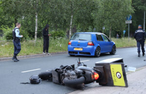 Schade na aanrijding tussen bezorgscooter en personenauto Bezuidenhoutseweg Den Haag