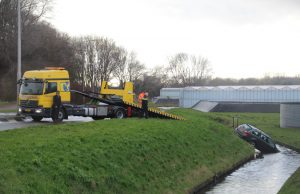 Auto raakt te water Haakweg Hoek van Holland