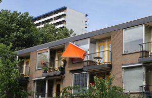 Brandweer rukt uit voor loshangend zonnescherm Hendrik Marsmanlaan Delft